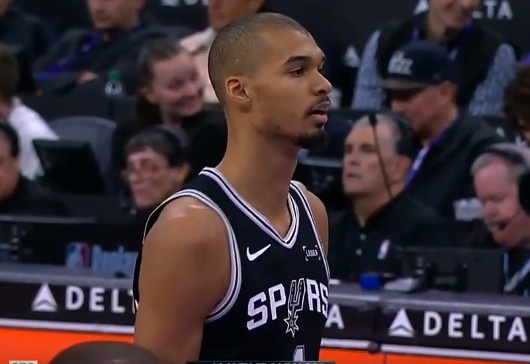 轻松两分我不要！文班切入空篮没上进 自投自抢抛投2+1带队12-0！